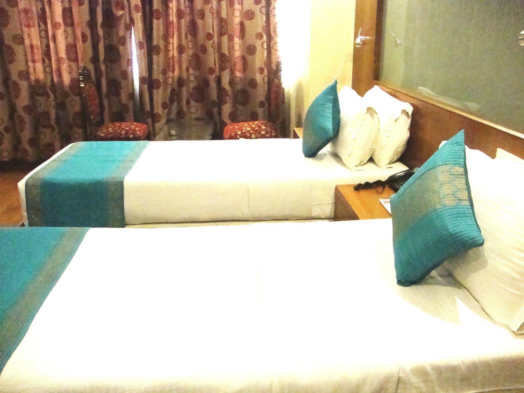 Hotel Emarald, New Delhi Eksteriør bilde
